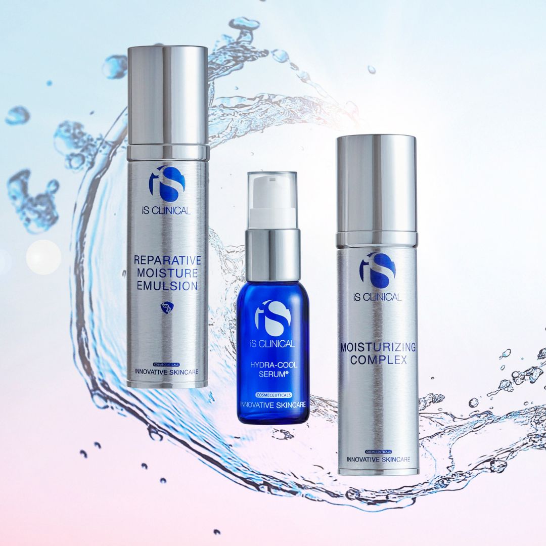 Drei iS CLINICAL-Hautpflegeprodukte - Relative Moisture Emulsion, Hydra-Cool Serum und Moisturizing Complex - werden vor einem hellen Hintergrund mit Wasserspritzeffekt präsentiert.