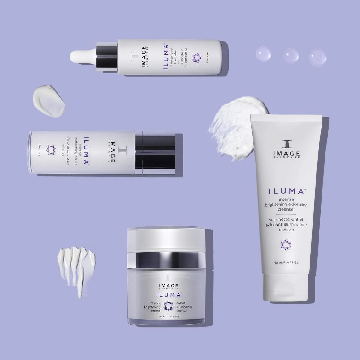 Vier ILUMA-Produkte von Image Skincare mit Cremes und Reinigungsmitteln sind übersichtlich auf einem hellen lavendelfarbenen Hintergrund angeordnet, zusammen mit strukturierten Abstrichen der einzelnen Produkte, um ihre Konsistenz zu zeigen.