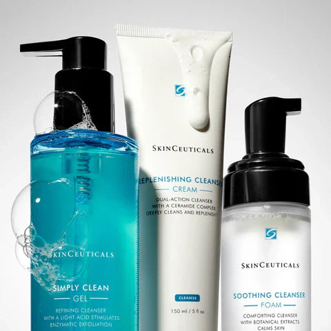 Drei SkinCeuticals-Reinigungsmittel: eine blaue Gel-Pumpflasche, eine weiße Cremetube mit auslaufendem Produkt und eine weiße Schaum-Pumpflasche, die alle aufrecht vor einem hellen Hintergrund stehen.