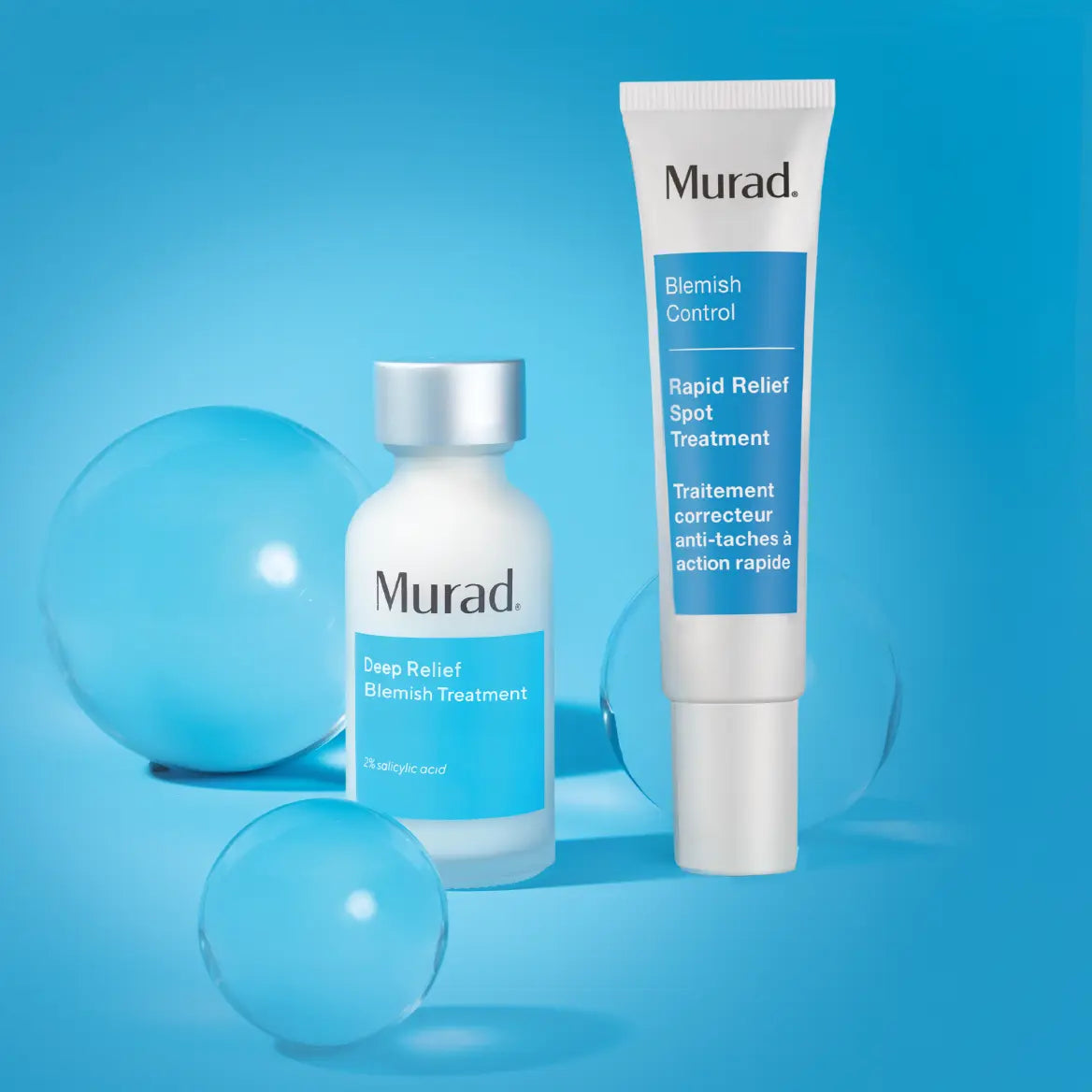 Zwei Murad-Hautpflegeprodukte, Deep Relief Blemish Treatment und Rapid Relief Spot Treatment, werden vor einem blauen Hintergrund mit durchscheinenden blauen Kugeln dargestellt.