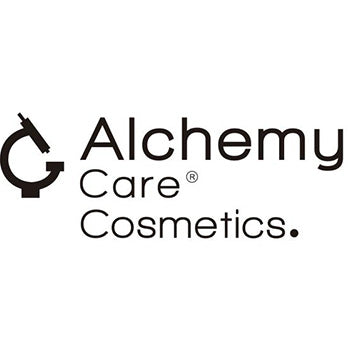 Logo für Alchemy Care Cosmetics mit einem stilisierten Mikroskop, das den Buchstaben A neben dem Markennamen bildet, darunter stehen "Care" und "Cosmetics" in schwarzer Schrift auf weißem Hintergrund.