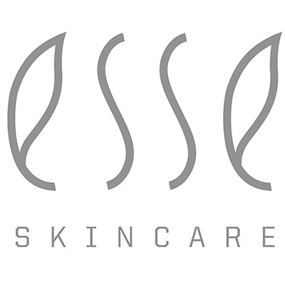 Minimalistisches Logo für Esse Skincare, mit drei stilisierten Blättern, die das Wort "Esse" über dem Wort "Skincare" in Großbuchstaben bilden.