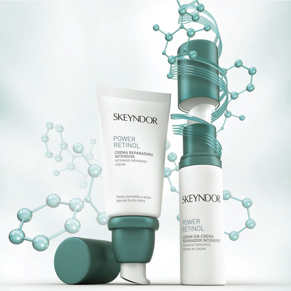Zwei Skeyndor Power Retinol Hautpflegeprodukte mit tealfarbenen Kappen sind stehend und liegend vor einem Hintergrund mit hellblauen Molekularstrukturen abgebildet.