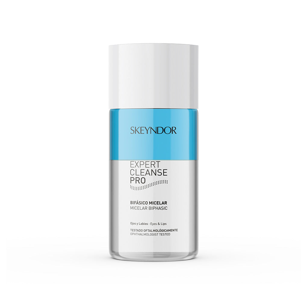 Eine klare und blaue Flasche Skeyndor EXPERT CLEANSER PRO MICELAR BIPHASIC, für Augen, Lippen und Gesicht, steht aufrecht auf weißem Hintergrund.