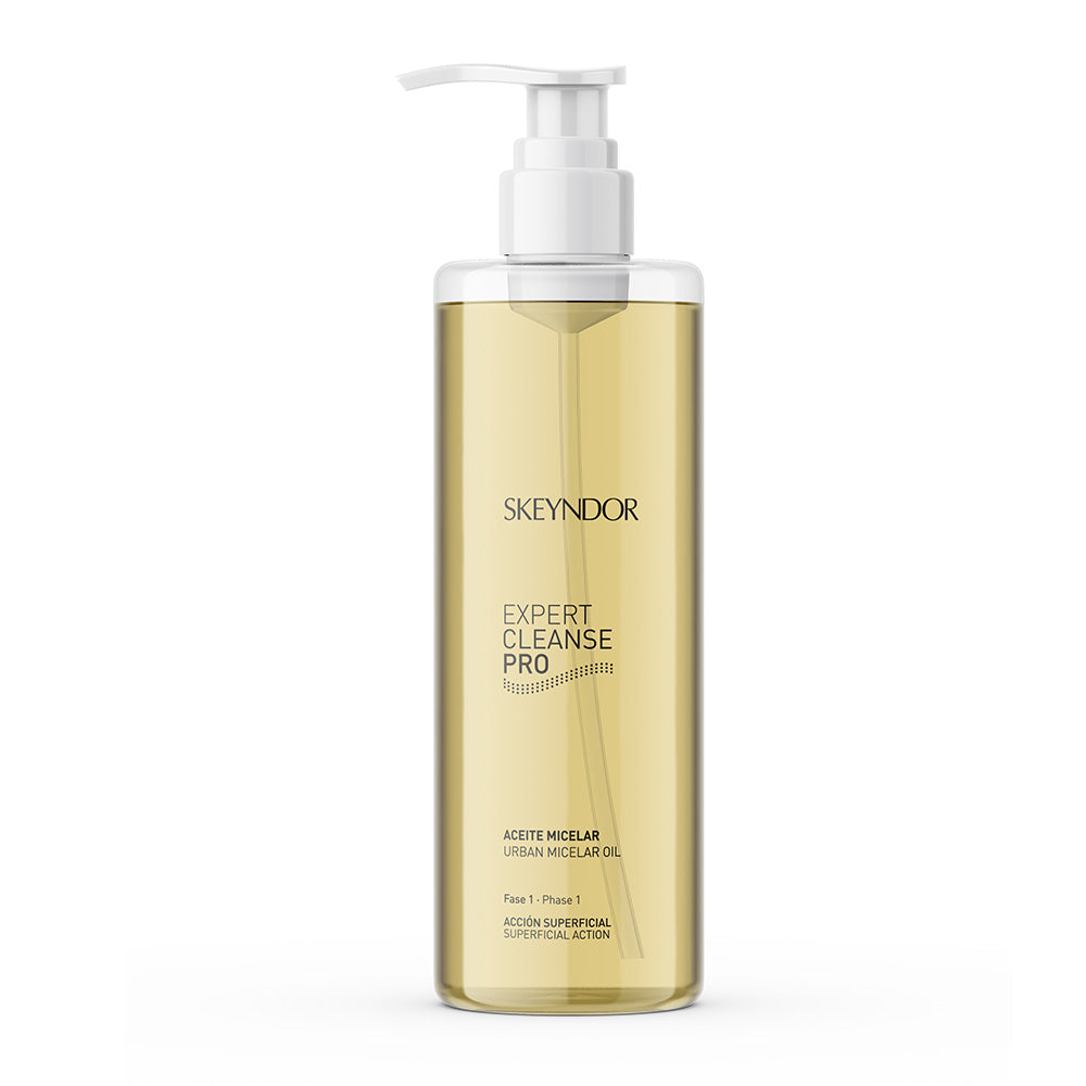 Eine durchsichtige Kunststoff-Pumpflasche mit gelber Flüssigkeit und der Aufschrift Skeyndor EXPERT CLEANSER PRO URBAN MICELAR OIL von Skeyndor ist vor einem weißen Hintergrund abgebildet.