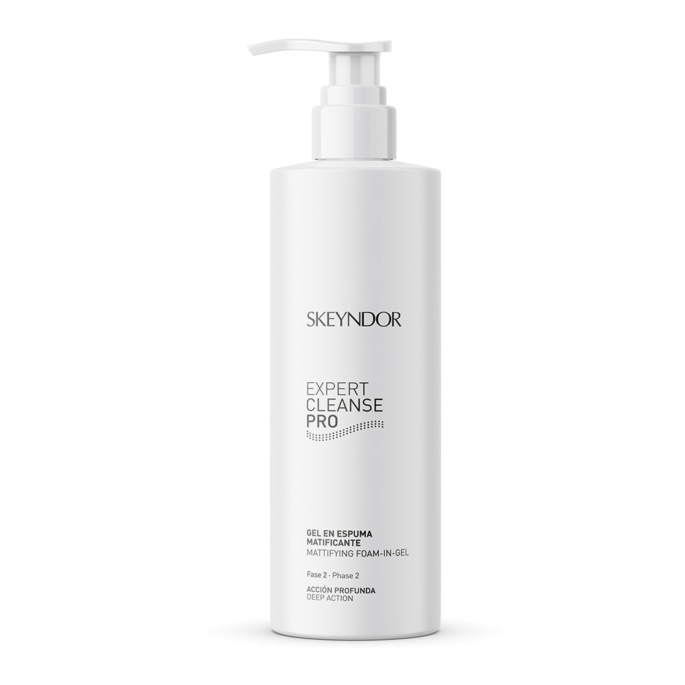 Eine weiße Skeyndor EXPERT CLEANSER PRO RICH FOAM-IN-MILK Flasche mit Pumpspender und minimalistischem grauen Branding, die auf dem Etikett als reichhaltiger Schaum-in-Milch-Gesichtsreiniger für Tiefenwirkung beschrieben wird.