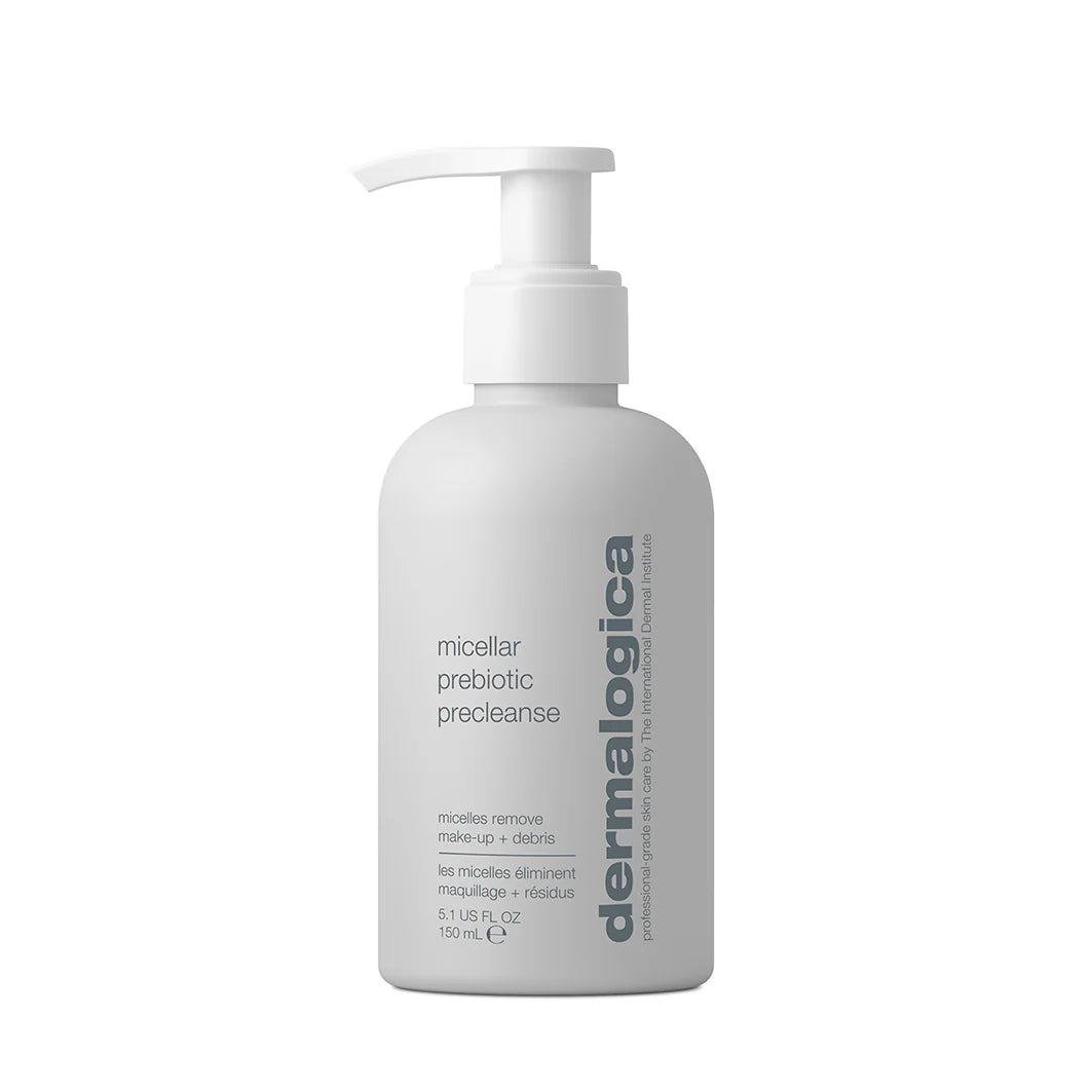 Die weiße Flasche von dermalogica Micellar Prebiotic PreCleanse verfügt über einen Pumpspender und ein minimalistisches Etikett mit den Produktdetails in grauer und schwarzer Schrift.
