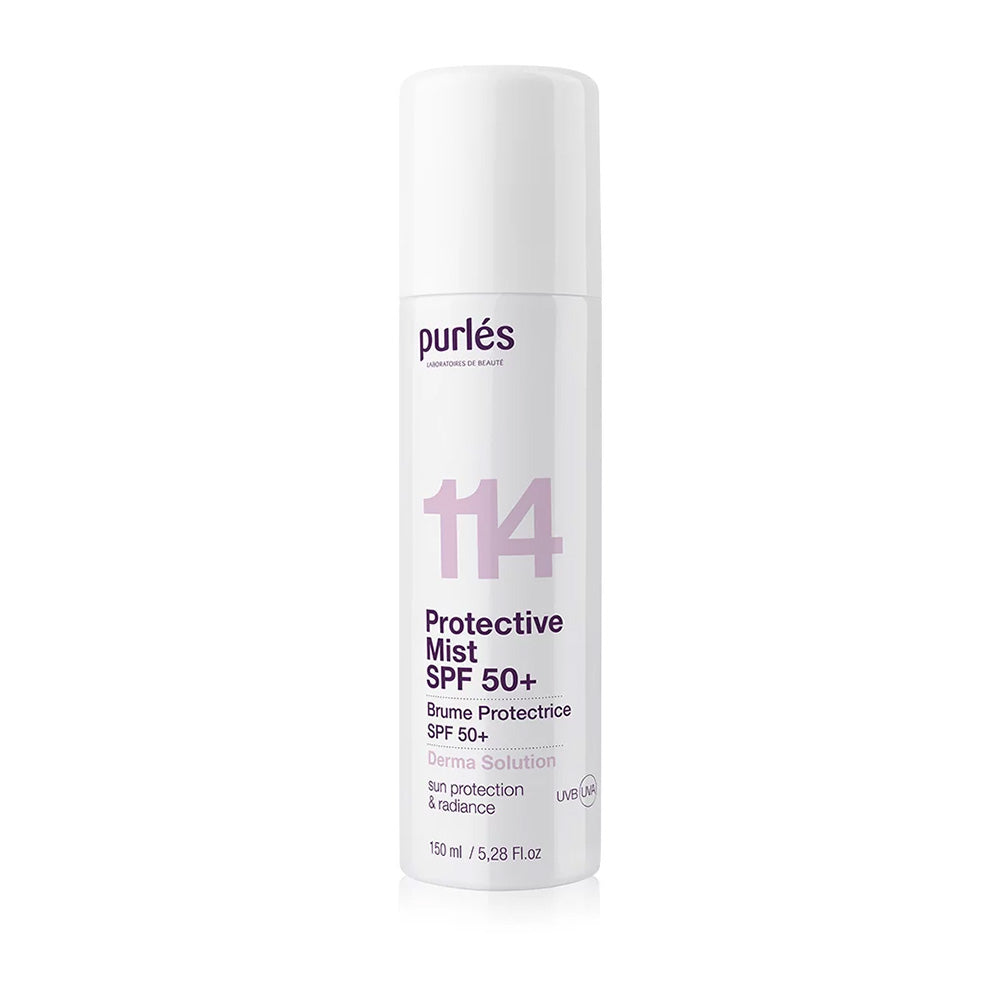 Eine weiße 150-ml-Sprühflasche mit weißer Kappe mit der Aufschrift Purlés Derma Solutions 114 Protective Mist SPF 50+ enthält einen Text über Sonnenschutz und Ausstrahlung.