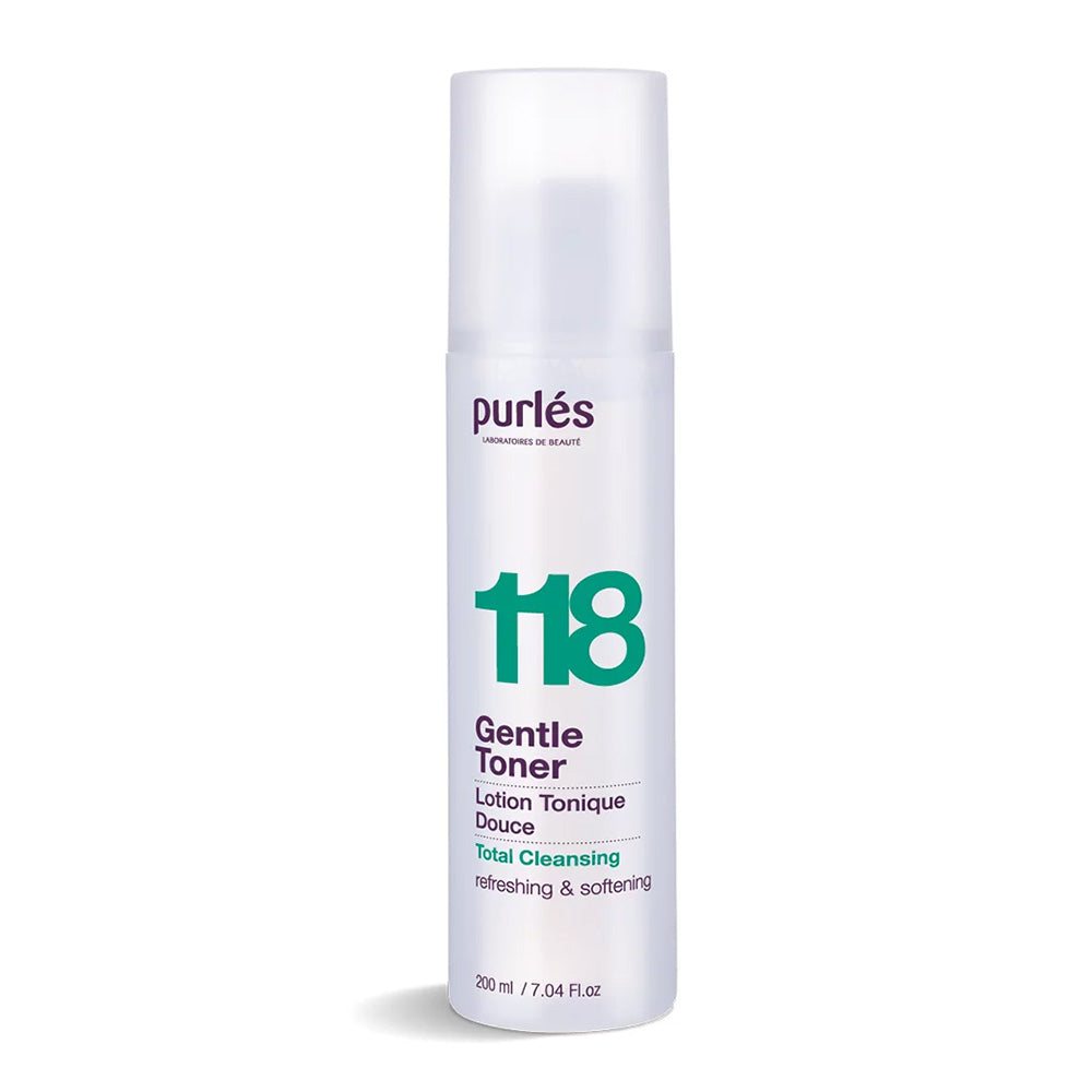Eine weiße Flasche Purlés Total Cleansing 118 Gentle Toner (200 ml/7.04 fl. oz.) mit durchsichtiger Kappe und grüner und violetter Beschriftung, beschrieben als eine erfrischende, weichmachende Reinigungslotion von Purlés.