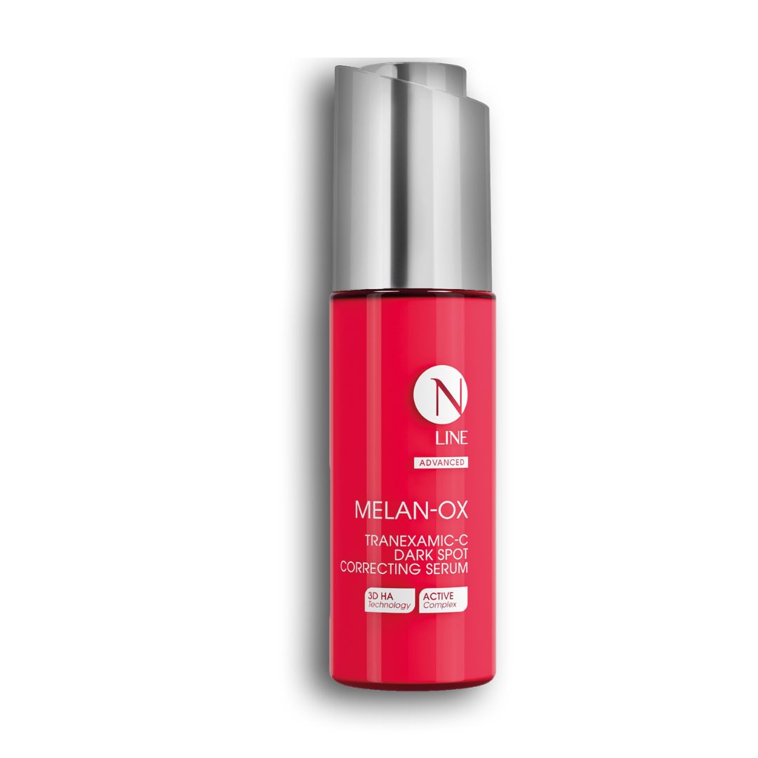 Eine rote Flasche des NEAUVIA NLINE Melan-Ox-Serums mit einem silbernen Pumpverschluss steht auf weißem Hintergrund. Auf dem Etikett sind Tranexamsäure und Vitamin C als Hauptbestandteile für die Korrektur dunkler Flecken angegeben.