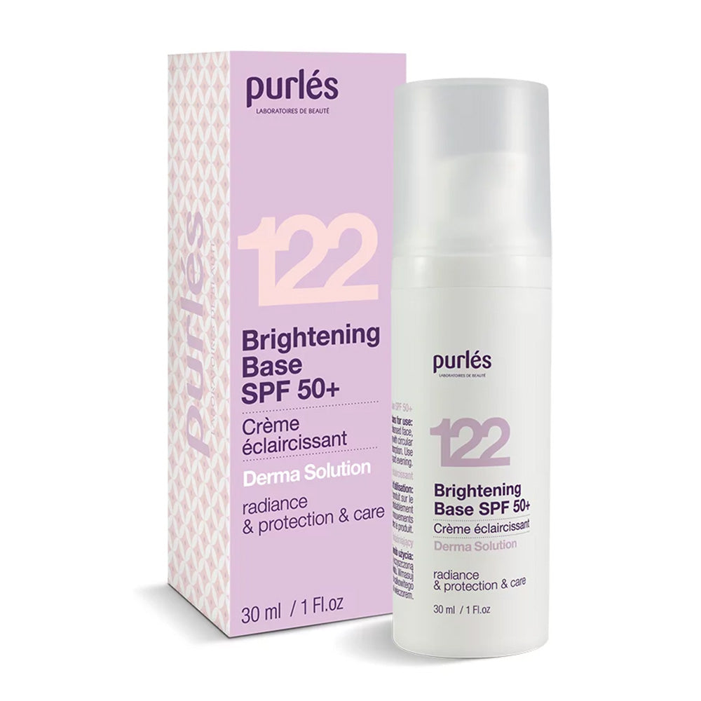 Eine Flasche und eine Schachtel von Purlés Derma Solutions 122 Brightening Base SPF 50+, einer Gesichtscreme für Ausstrahlung und Schutz. Die Verpackung ist weiß und hellviolett mit Produktangaben in lila und grauem Text.