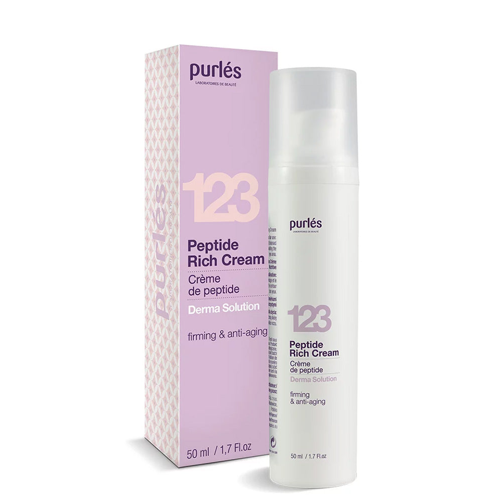 Eine 50-ml-Flasche und eine Schachtel von Purlés Derma Solutions 123 Peptide Rich Cream, einem straffenden Anti-Aging-Produkt, in einer hellvioletten und weißen Verpackung.
