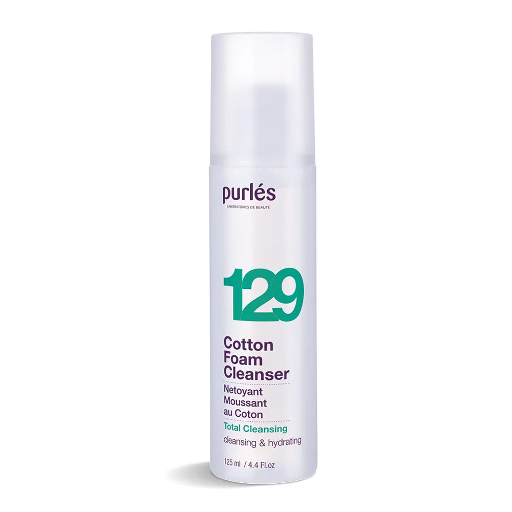 Weiße, zylindrische Flasche von Purlés Total Cleansing 129 Cotton Foam Cleanser mit blaugrüner und lila Schrift und Pumpspender. Enthält 125 ml (4,4 fl oz) zur Reinigung und Befeuchtung der Haut.