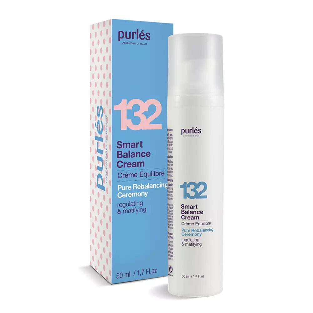 Eine weiße Pumpflasche und die dazu passende hohe, rechteckige Schachtel, beide mit der Aufschrift Purlés Pure Rebalancing Ceremony 132 Smart Balance Cream für fettige Haut.