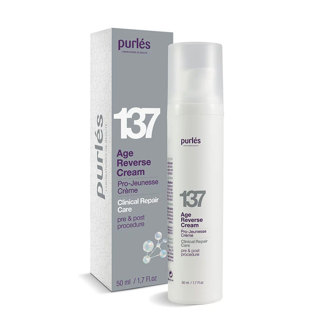 Ein weißer und silberner Flakon der Purlés Clinical Repair Care 137 Age Reverse Cream steht neben der dazugehörigen Schachtel, beide mit lila und grauen Akzenten, die als 50-ml-Creme für die klinische Pflege vor und nach dem Eingriff gekennzeichnet ist.