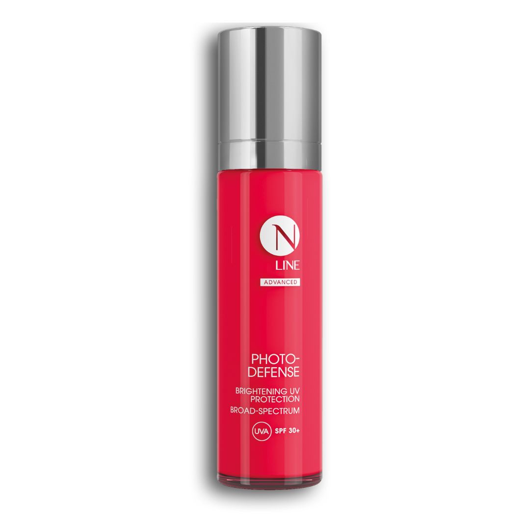 Eine rot-silberne NLINE Photo-Defense-Flasche steht aufrecht auf weißem Hintergrund, beschriftet mit "Brightening UV Protection Broad-Spectrum SPF 30+" von NLINE.