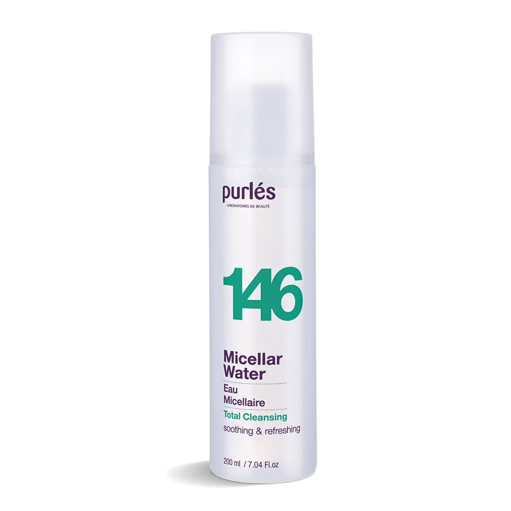 Eine weiße 200-ml-Flasche Purlés Total Cleansing 146 Micellar Water von Purlés mit einer durchsichtigen Kappe und blau-grünem Text, der als beruhigend und erfrischend bezeichnet wird.