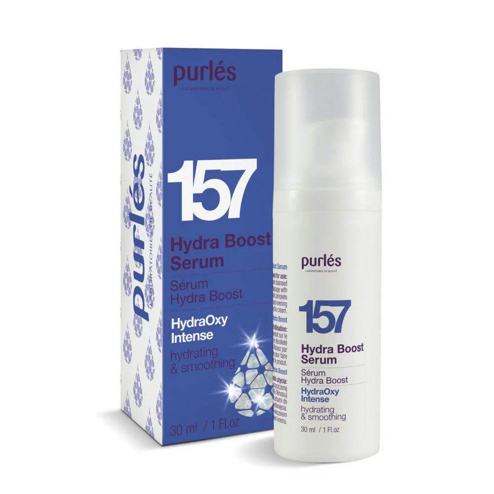 Eine 30-ml-Flasche (1 fl. oz.) von Purlés HydraOxy Intense 157 Hydra Boost Serum steht neben der Schachtel mit blauem Text und Wassertropfen-Design. Die Verpackung betont die feuchtigkeitsspendenden und glättenden Eigenschaften.