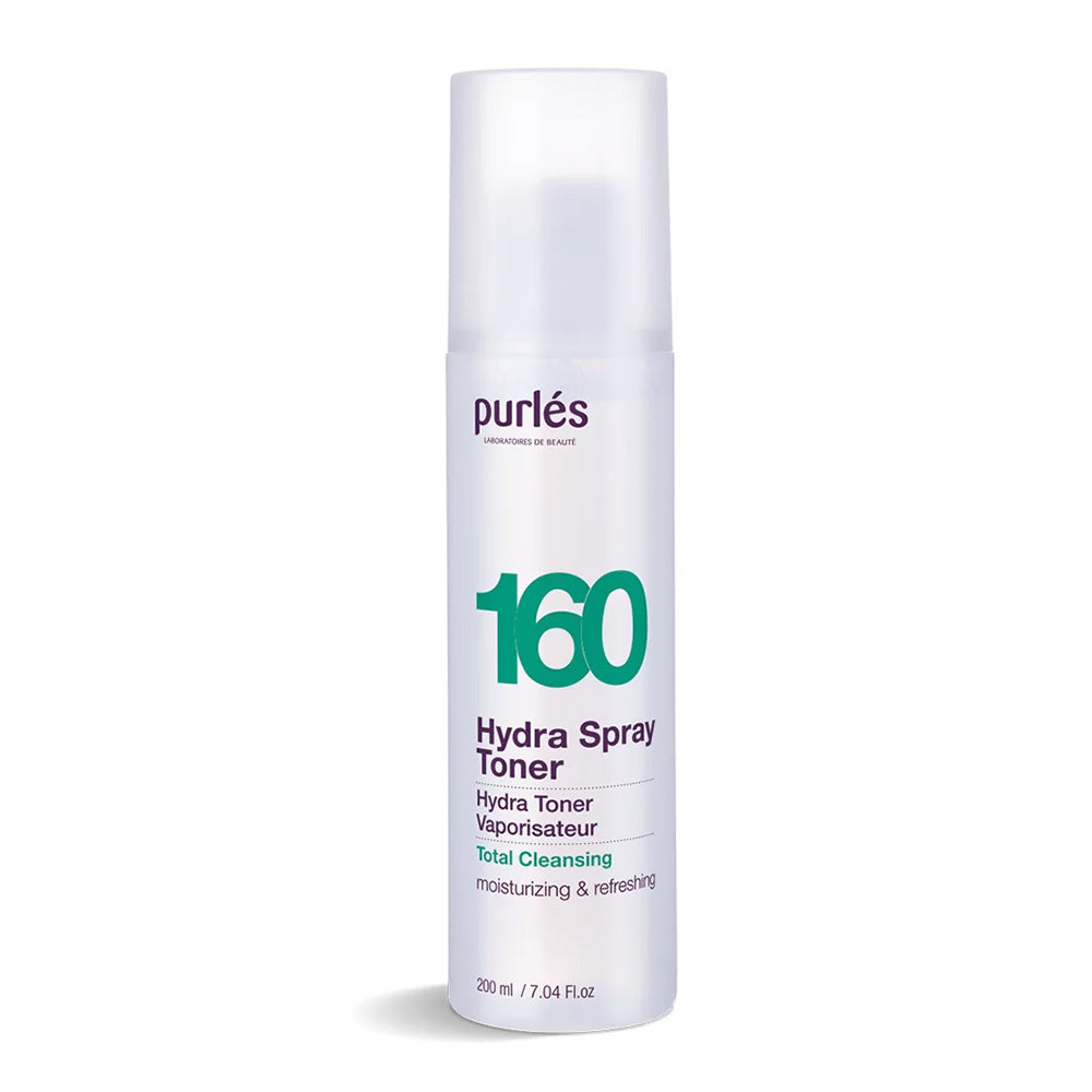 Die weiße Flasche von Purlés Total Cleansing 160 Hydra Spray Toner mit durchsichtigem Verschluss ist mit englischen und französischen Etiketten versehen, die die feuchtigkeitsspendenden und erfrischenden Vorteile hervorheben. Die Flasche fasst 200 ml (7.04 fl oz).