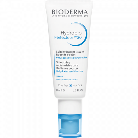 Eine 40-ml-Tube Bioderma - HYDRABIO PERFECTEUR LSF30, eine Feuchtigkeitscreme mit UV-Schutz für feuchtigkeitsarme, empfindliche Haut, mit weißem Körper, blauer Pumpe und zweisprachiger deutsch-französischer Beschriftung.