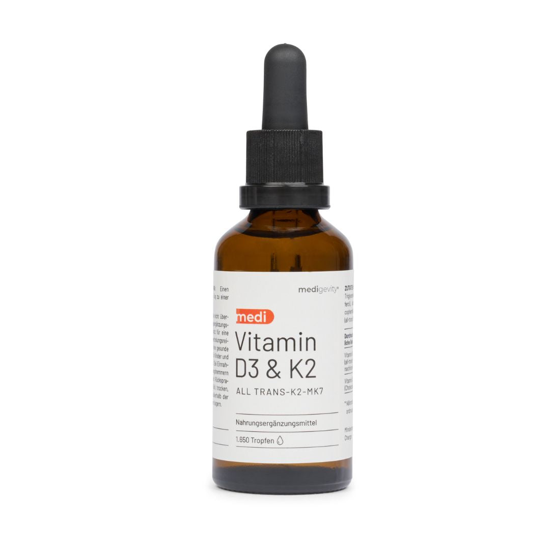 Eine braune Glastropfflasche mit der Aufschrift "medigevity - medi Vitamin D3 & K2 Tropfen" mit einer schwarzen Kappe und einem Tropfer, dargestellt vor einem weißen Hintergrund. Das Etikett zeigt Produktdetails, den Markennamen medigevity und einen deutschen Text.