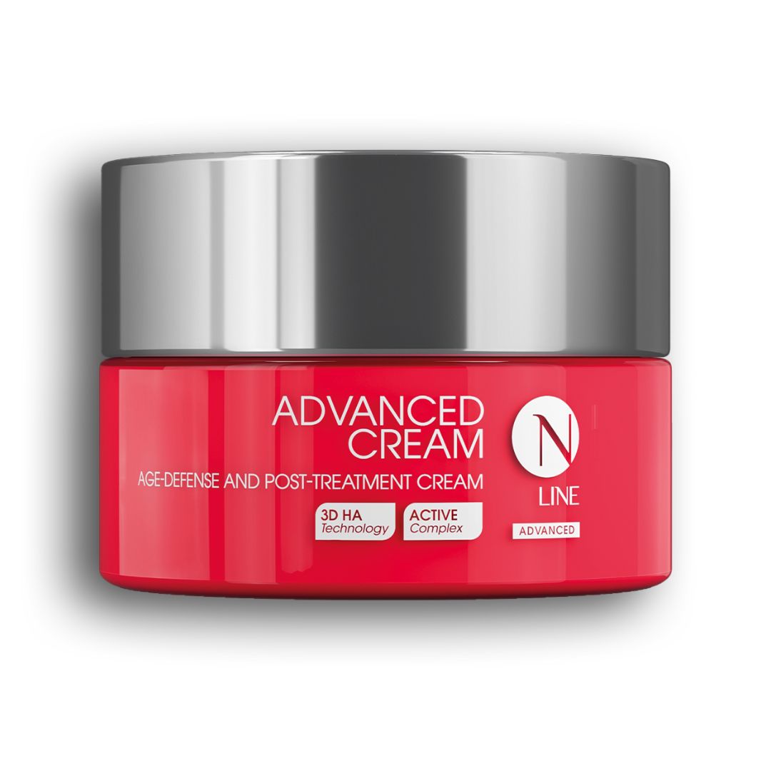 Ein rot-silberner Tiegel mit der Aufschrift NEAUVIA NLINE Advanced Cream mit 3D-HA-Technologie und Aktivkomplex zum Schutz vor Hautalterung und zur Pflege nach der Behandlung. Der Deckel ist silbermetallic.