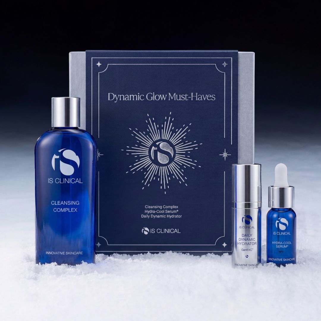 Das iS CLINICAL „Dynamic Glow Must-Haves“-Geschenkset enthält den Cleansing Complex, das Hydra-Cool Serum und den Daily Dynamic Hydrator – allesamt wunderschön präsentiert in einer Markenbox auf einer schneebedeckten Fläche vor dunklem Hintergrund.