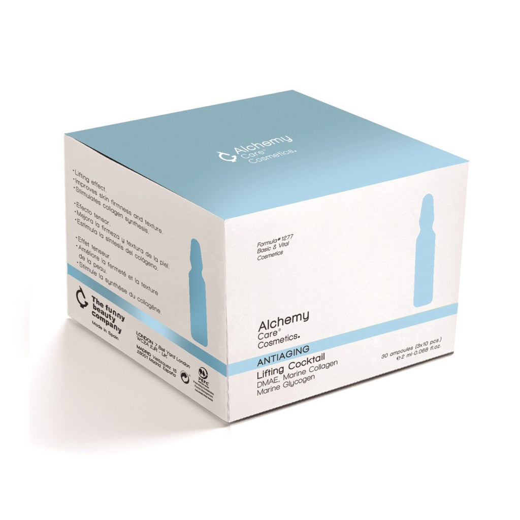 Eine weiß-hellblaue Alchemy Care Cosmetics-Schachtel mit der Aufschrift "Alchemy - Anti Aging Lifting Cocktail" enthält Angaben zu DHHB, Core Collagen, Marine Collagen und die Abbildung eines kleinen Fläschchens.