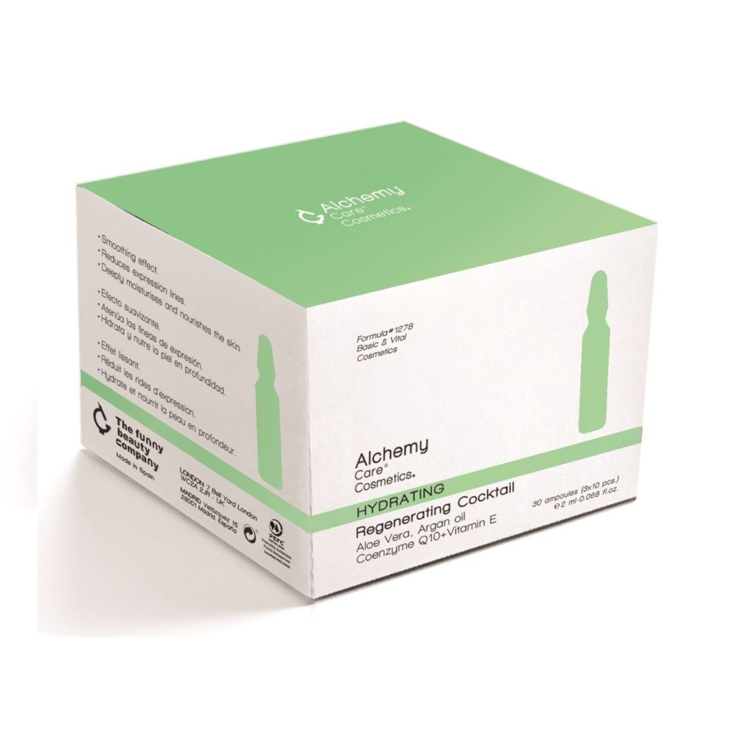 Eine weiße und hellgrüne Schachtel mit der Aufschrift Alchemy - Regenerating Cocktail von Alchemy Care Cosmetics, mit Aloe Vera, Arganöl, Coenzym Q10 und Vitamin E. Auf den Seiten der Schachtel sind Produktdetails und Symbole abgebildet.