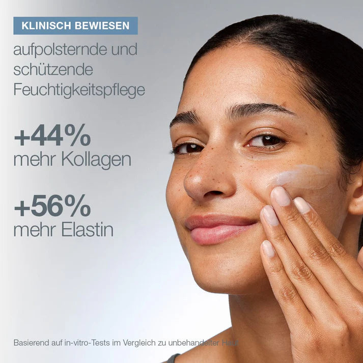 Eine Frau mit reiner Haut trägt die dermalogica Pro-Collagen Banking Cream auf ihre Wange auf. Der deutsche Text hebt die klinisch nachgewiesenen Ergebnisse hervor: +44% mehr Kollagen und +56% mehr Elastin auf hellblauem Hintergrund.