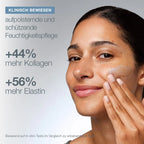 Eine Frau mit reiner Haut trägt die dermalogica Pro-Collagen Banking Cream auf ihre Wange auf. Der deutsche Text hebt die klinisch nachgewiesenen Ergebnisse hervor: +44% mehr Kollagen und +56% mehr Elastin auf hellblauem Hintergrund.