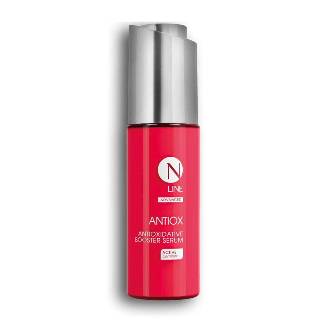 Ein rotes Fläschchen NEAUVIA NLINE Antiox Serum mit einem silbern glänzenden Pumpaufsatz wird vor einem schlichten weißen Hintergrund präsentiert.