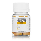 Eine durchsichtige Plastikflasche mit HELIOCARE® 360° - Kapseln, gefüllt mit gelben Kapseln, mit einem weißen Verschluss und einem Etikett mit Produktinformationen.