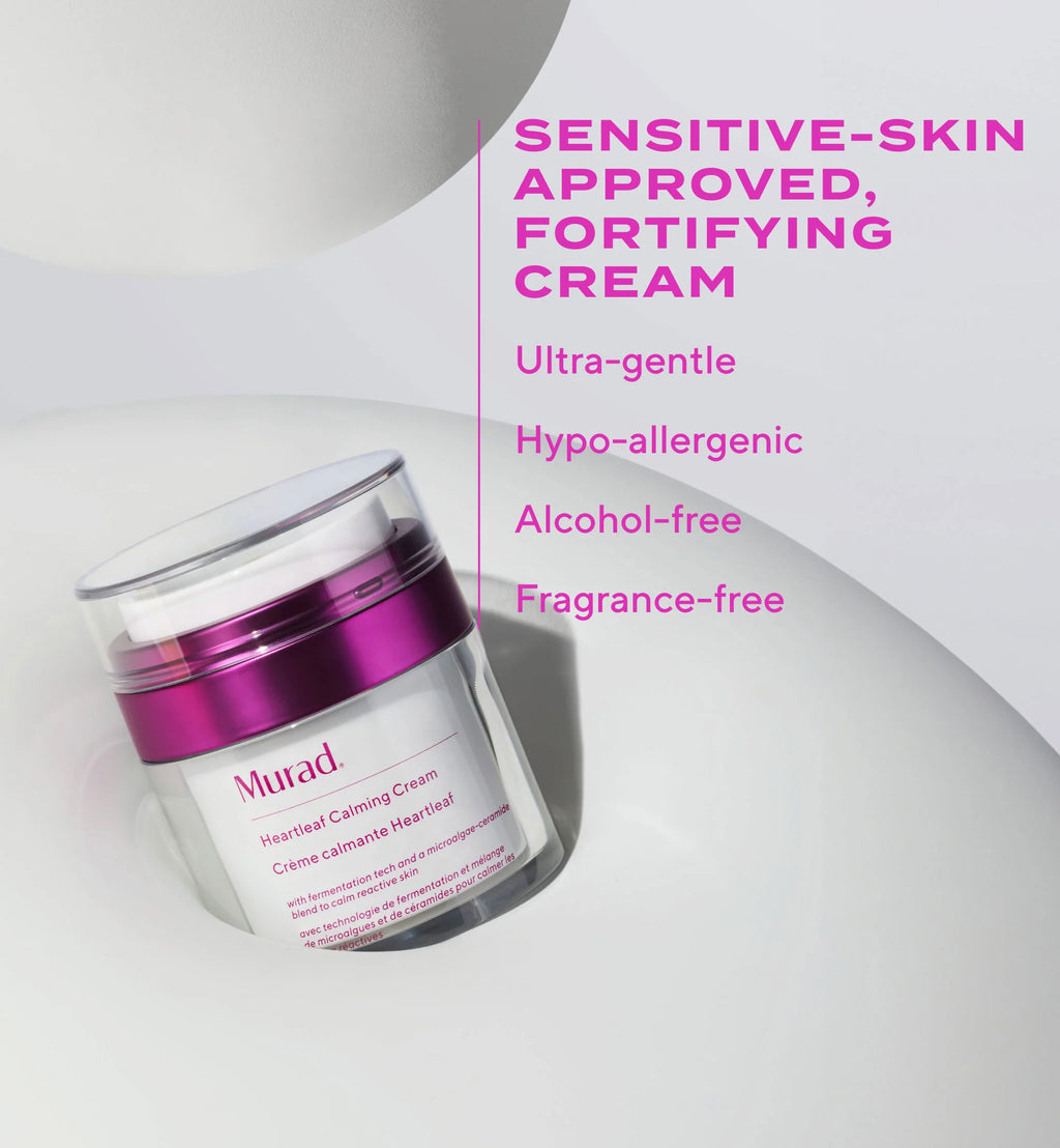 Ein Tiegel Murad HYDRATION – SENSITIVE SKIN HEARTLEAF CALMING CREAM, umgeben von Text, der die Vorteile für empfindliche Haut sowie die stärkende, sanfte, hypoallergene, alkoholfreie und parfümfreie Wirkung hervorhebt.