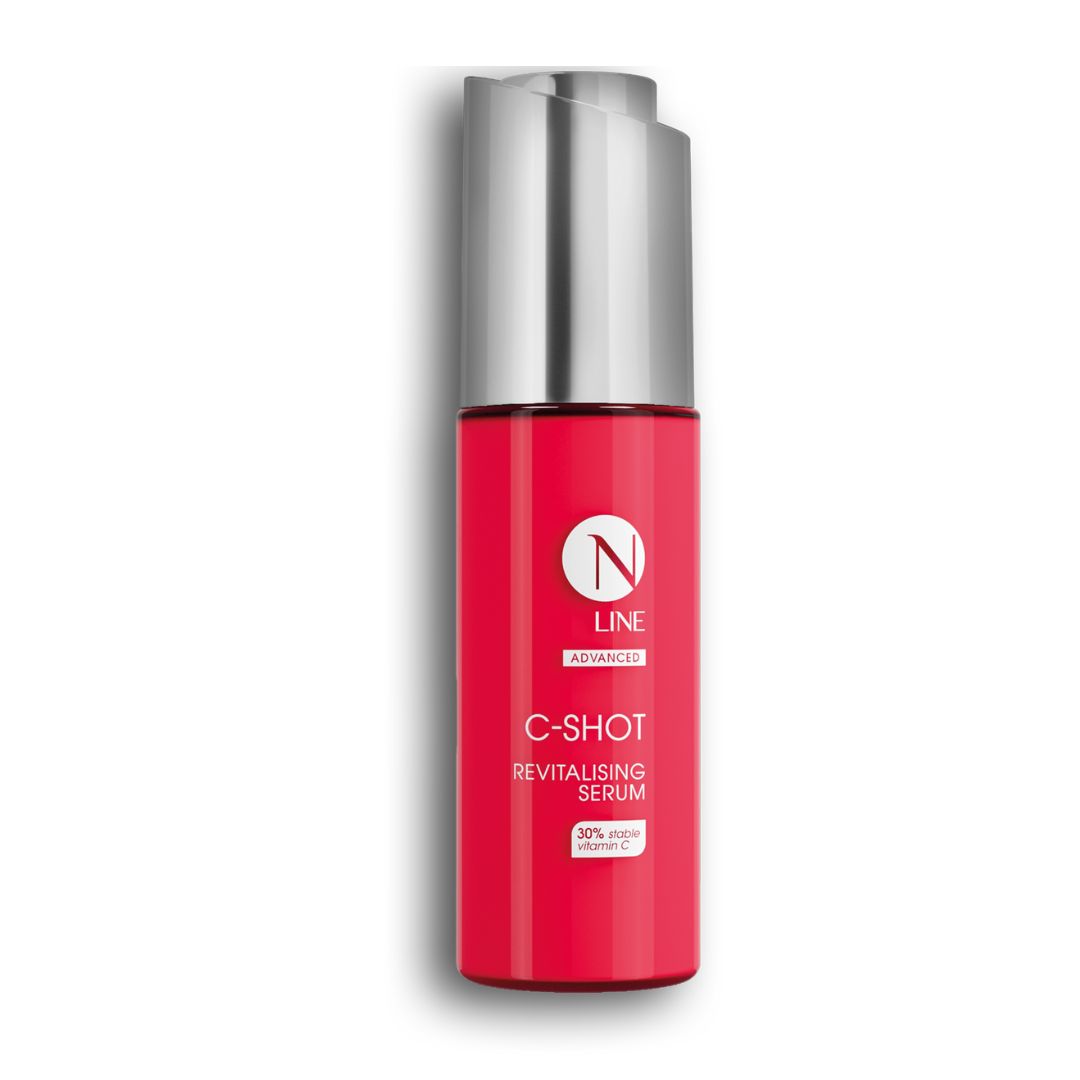 Eine rote Flasche NEAUVIA NLINE C-Shot 30% Vitamin C Serum mit silberner Verschlusskappe ist vor einem weißen Hintergrund abgebildet. Auf dem Etikett ist der stabile Vitamin-C-Gehalt von 30% angegeben.