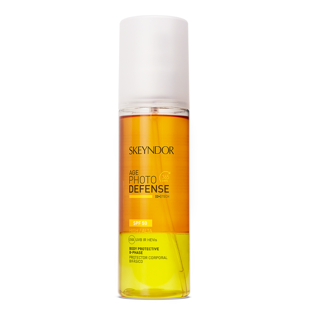 Eine klare Flasche Skeyndor AGE PHOTO DEFENSE BODY PROTECTIVE B-PHASE SPF50 mit gelben und orangefarbenen Schichten und einem weißen Pumpspender steht aufrecht vor einem weißen Hintergrund.