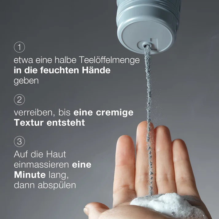 Das graue Dermalogica Daily Superfoliant-Pulver wird aus einer Flasche in die Handfläche dosiert; dazu liegen drei nummerierte deutsche Gebrauchsanweisungen bei.