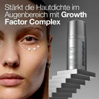 Eine Frau mit drei Tupfern Dermalogica Smart Eye Density Serum unter den Augen, neben der Flasche auf weißen Blöcken; der Text lautet: Stärkt die Hautdichte im Augenbereich mit Growth Factor Complex.