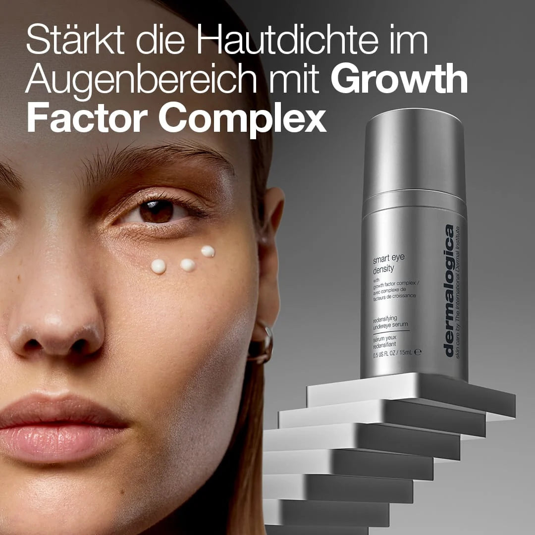 Eine Frau mit drei Tupfern Dermalogica Smart Eye Density Serum unter den Augen, neben der Flasche auf weißen Blöcken; der Text lautet: Stärkt die Hautdichte im Augenbereich mit Growth Factor Complex.