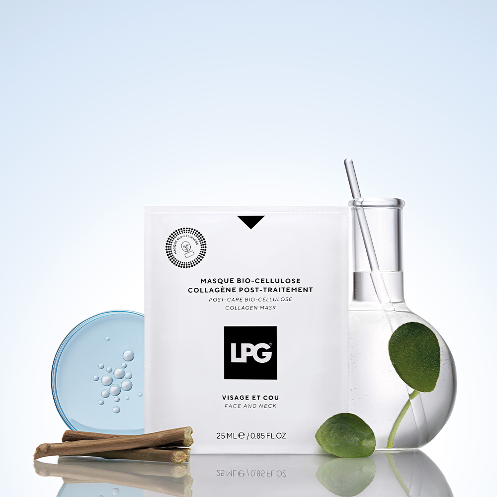 Eine aufrecht stehende LPG - Post Care Collagen Mask von LPG ist auf einem sauberen, hellen Hintergrund abgebildet, umgeben von einer Petrischale, Zimtstangen, einem Fläschchen mit klarer Flüssigkeit und grünen Blättern sowie einem einzelnen Blatt.