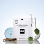 Eine aufrecht stehende LPG - Post Care Collagen Mask von LPG ist auf einem sauberen, hellen Hintergrund abgebildet, umgeben von einer Petrischale, Zimtstangen, einem Fläschchen mit klarer Flüssigkeit und grünen Blättern sowie einem einzelnen Blatt.