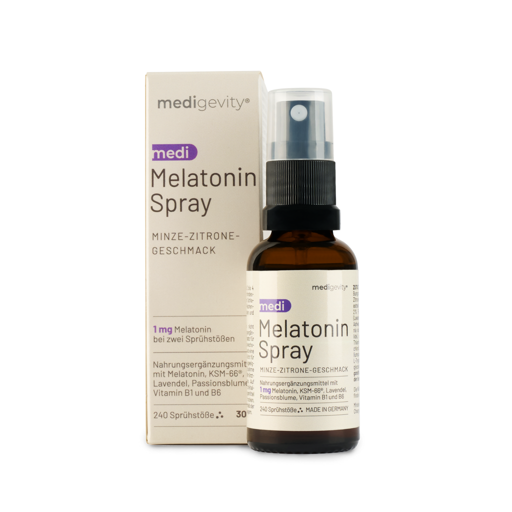 Eine braune medigevity - medi Melatonin Spray Flasche mit einer Schachtel daneben; beide zeigen Angaben in deutscher Sprache, darunter "Minze-Zitrone-Geschmack" und Dosierungsangaben. Marke: medigevity.