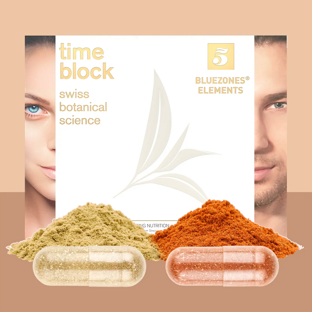Zwei Kapseln, eine hellbraune und eine orangefarbene, stehen vor Pulverstapeln mit einer Schachtel mit der Aufschrift timeblock® Vital Aging Nutrition (2-Monats-Packung) von timeblock®, auf der im Hintergrund Teilgesichter einer Frau und eines Mannes zu sehen sind.