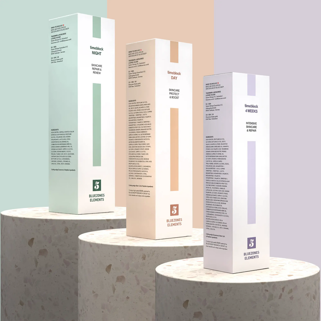 Drei hohe, rechteckige timeblock® 4 WEEKS-Boxen stehen auf Terrazzo-Plattformen vor pastellfarbenen Hintergründen. Jede timeblock® Box ist mit Produktdetails beschriftet und hat eine einzigartige Akzentfarbe: Mintgrün, Pfirsich oder Lavendel.