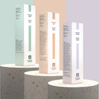 Drei hohe, rechteckige timeblock® 4 WEEKS-Boxen stehen auf Terrazzo-Plattformen vor pastellfarbenen Hintergründen. Jede timeblock® Box ist mit Produktdetails beschriftet und hat eine einzigartige Akzentfarbe: Mintgrün, Pfirsich oder Lavendel.