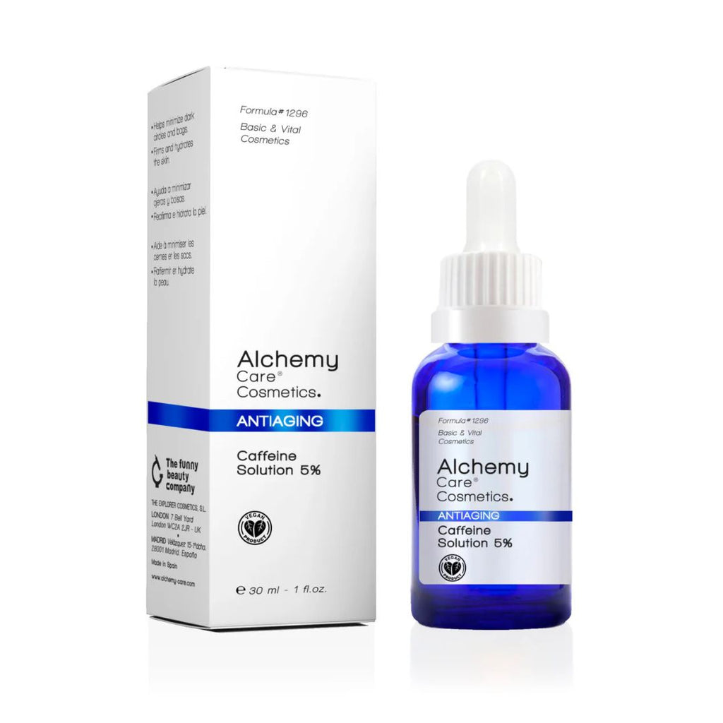 Eine blaue Glastropfflasche mit der Aufschrift "Alchemy - Caffeine solution 5%" von Alchemy Care Cosmetics steht neben ihrer weißen Schachtel, beide mit blauer und schwarzer Schrift und blau hervorgehobenem "ANTIAGING".