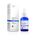 Eine blaue Glastropfflasche mit der Aufschrift "Alchemy - Caffeine solution 5%" von Alchemy Care Cosmetics steht neben ihrer weißen Schachtel, beide mit blauer und schwarzer Schrift und blau hervorgehobenem "ANTIAGING".