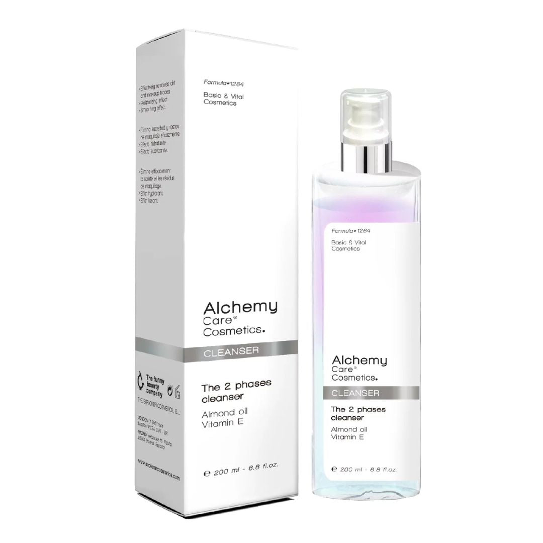 Der 200 ml große Alchemy Care Cosmetics "The 2 Phases Cleanser" mit Mandelöl und Vitamin E wird in einer klaren Pumpflasche mit violett gefärbter Flüssigkeit geliefert und ist in einer Schachtel verpackt.