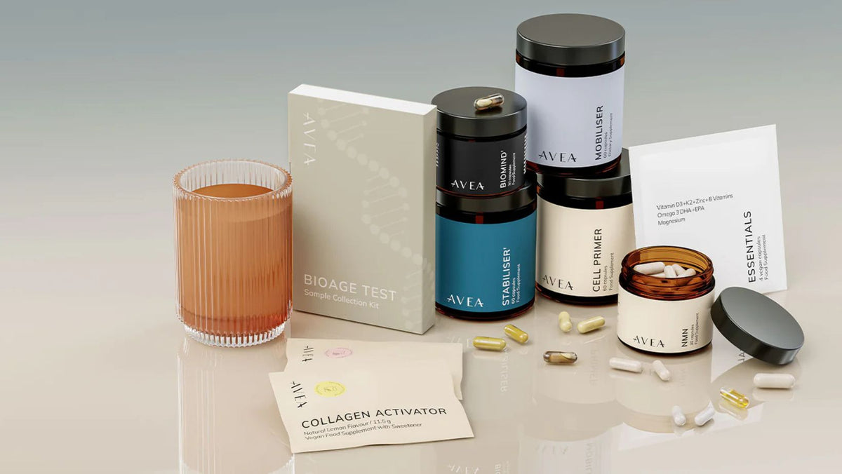 Eine Auswahl an Avea-Nahrungsergänzungsmitteln, darunter Gläser, Beutel, eine Testkit-Box und ein Glas mit Flüssigkeit.