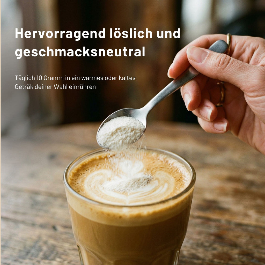 Eine Hand streut Medigevity – medi Collagen Kollagenpulver in eine Tasse Kaffee, begleitet von einer Gebrauchsanweisung und dem Text: Hervorragend löslich und geschmacksneutral.